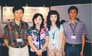集团公司总裁李达明（左一）与中国医疗器械行业协会李莹秘书长（左二）出席峰会